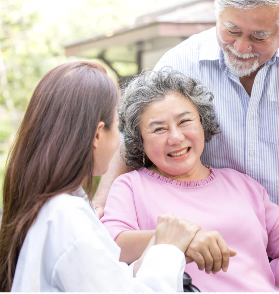 บุคลากรทางการแพทย์ดูแลผู้รับบริการ